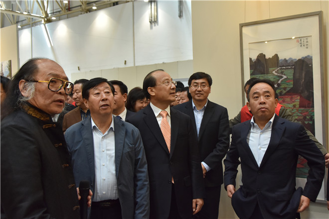 中国美协主席刘大为、山东省领导在展览现场.jpg