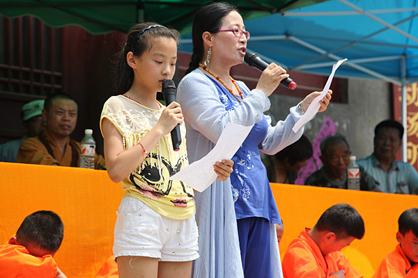 许东与学生李冰洋在武陟护国大寺祈福法会上演唱 王蔚波 摄.jpg