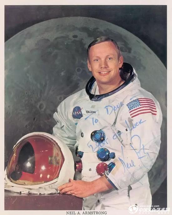 4x20.3cm  尼尔·阿姆斯特朗(neil armstrong)身穿宇航服手拿头盔.