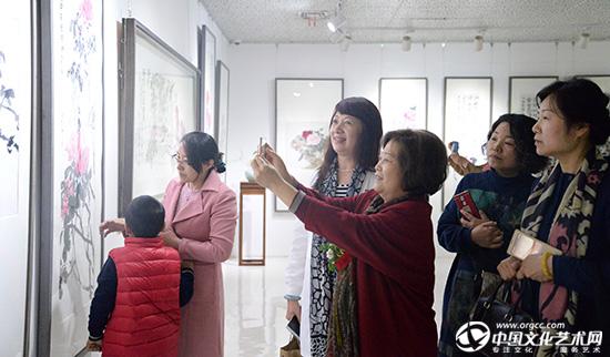 王绣老师参观画展.JPG