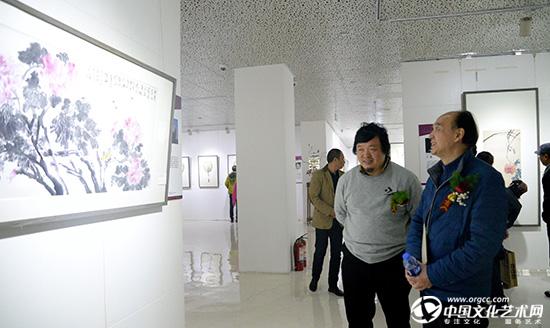 刘星老师与王和平老师参观画展.JPG