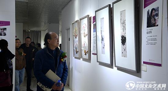 王和平老师参观画展.JPG