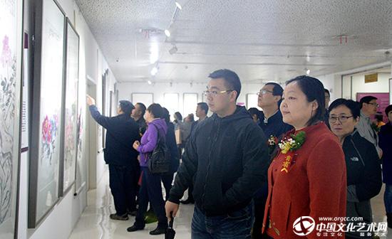 张合红老师参观画展.JPG