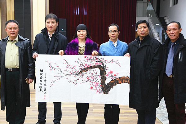 2.刘馆长与艺术家在古道兰亭.jpg