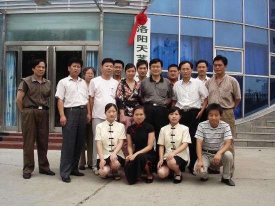 2006年，汪国真老师在洛阳天艺艺术家俱乐部成立仪式结束后，与俱乐部工作人员合影留念(1).jpg
