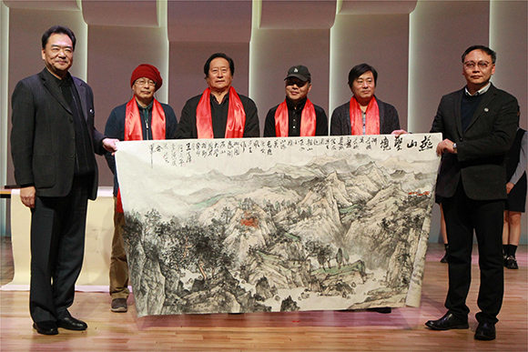 王天胜，徐水平，李德禄，张延东四位艺术家现场合作“画长城”赠送燕山大学留恋.jpg