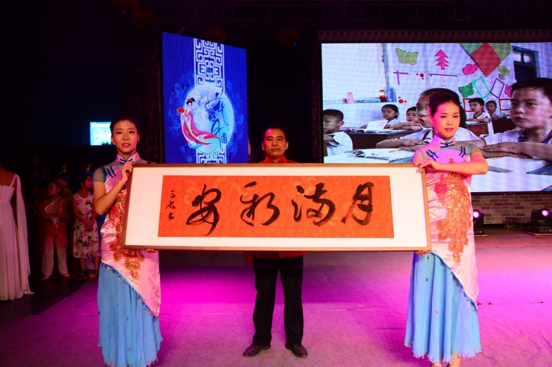 六:现代诗朗诵《诗人从新安走来》书法展示7.jpg 六:现代诗朗诵《诗人从新安走来》书法展示7.jpg