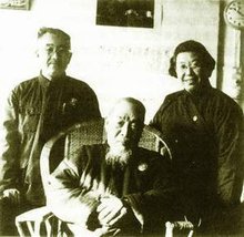 1969年11月19日，文化大革命中，启功（后左）在给造反派抄写大字报之余与刘乃和（后右）看望老师陈垣先生留影，师生之情溢于言表。.jpg
