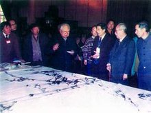 人称启功有诗书画三绝，他却曾自言与白石老人一样，是“诗第一，画第二，书第三”。图为启功在全国政协书画室作画.jpg